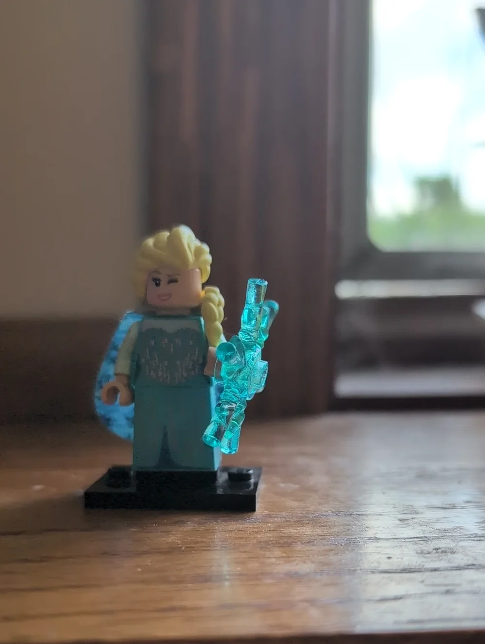 Lego Blue Elsa Minifigure with Translucent Aqua Accessories